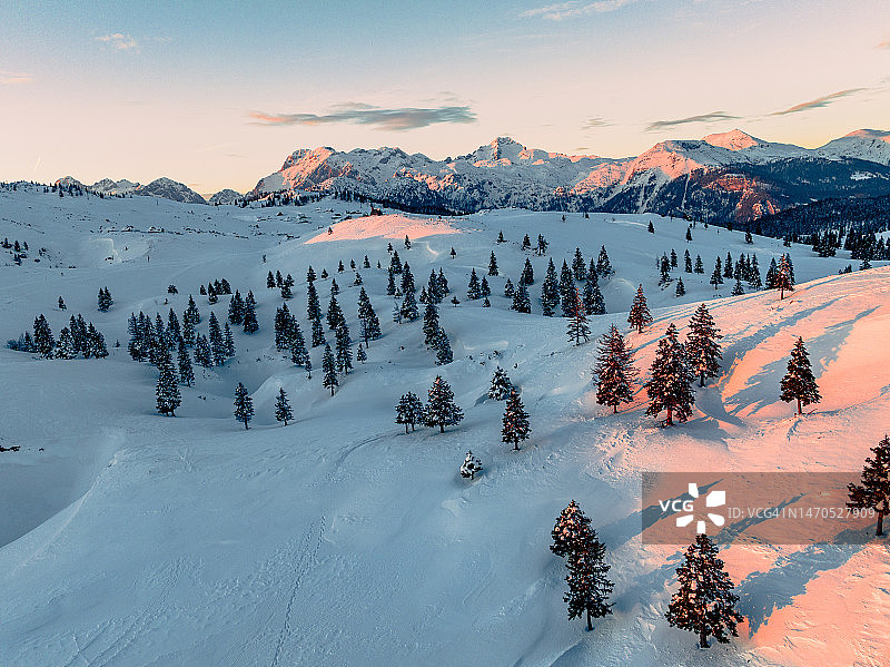 日出时分，韦利卡普拉尼纳山顶的雪景航拍图片素材