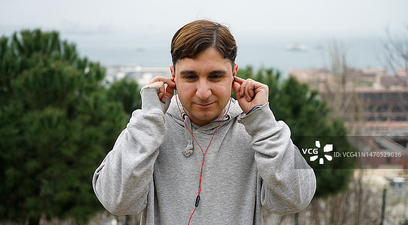 男人在户外使用耳机图片素材