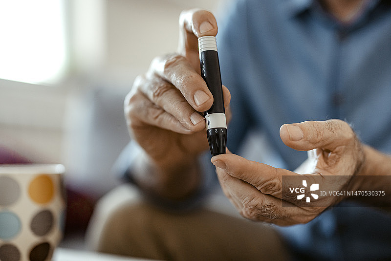 用血糖仪测量血糖水平图片素材