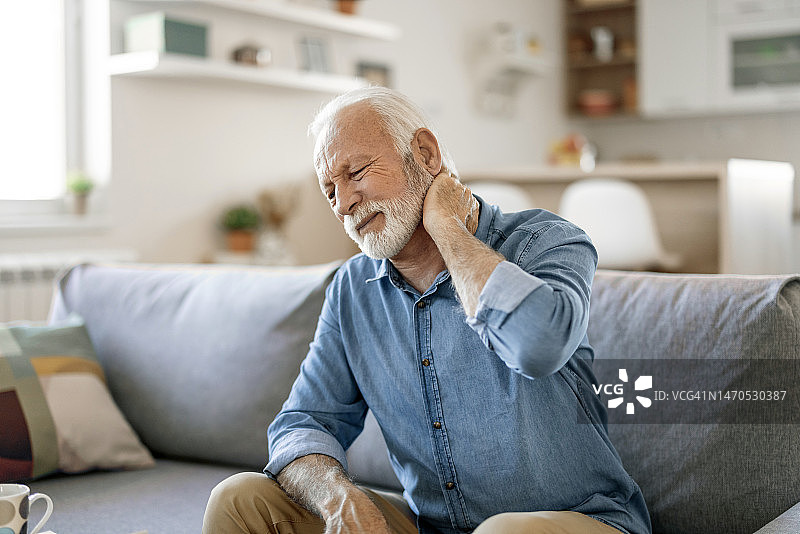 脖子疼痛的年长男子图片素材