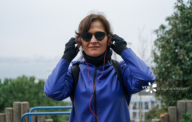 戴太阳镜的时尚女人图片素材