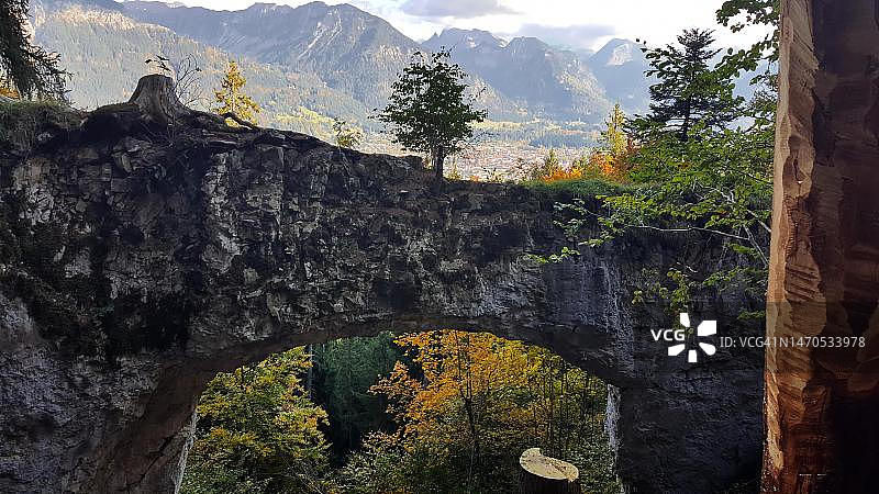 Judenkirche拱门，背景是德国巴伐利亚州奥伯斯多夫图片素材