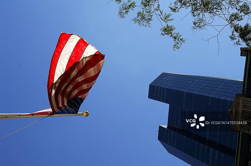 纽约摩天大楼逆光下的美国国旗图片素材