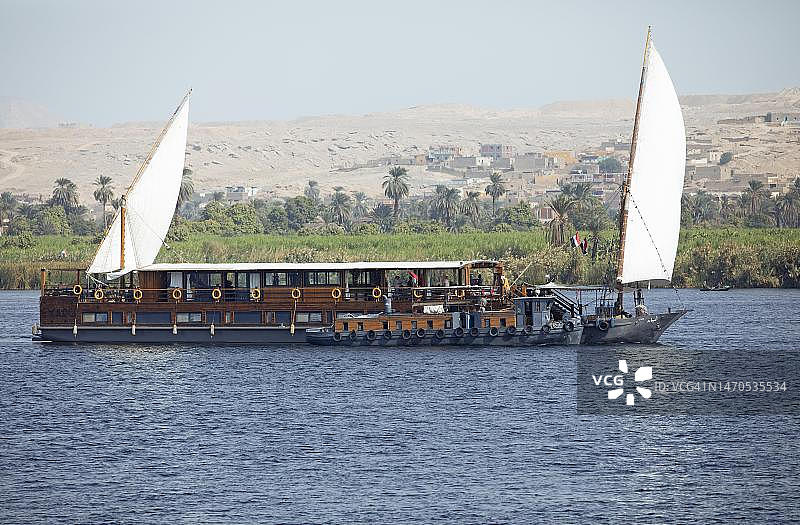 埃及尼罗河上的传统游轮图片素材
