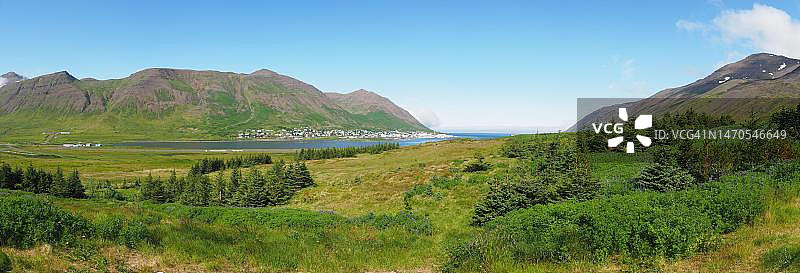 冰岛北部锡格吕菲厄泽峡湾上的蓝天图片素材