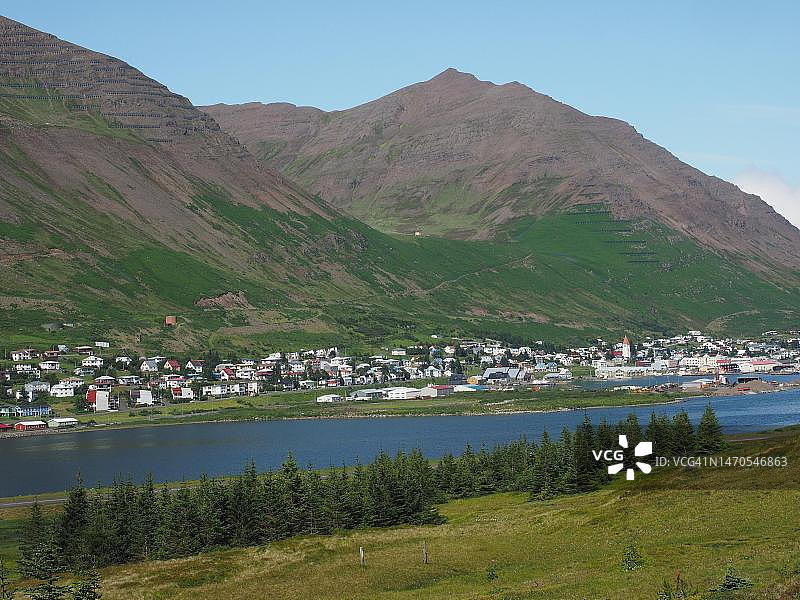 冰岛北部锡格吕菲厄泽峡湾上的蓝天图片素材