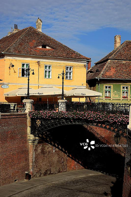 谎言之桥：建于1859年的铸铁桥，传说只要骗子踏上它就会坍塌。罗马尼亚锡比乌老城图片素材