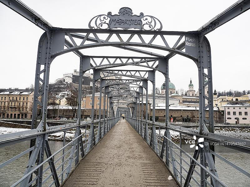 奥地利萨尔茨堡萨尔察赫河上的莫扎特桥图片素材