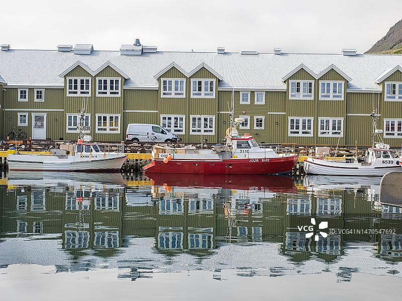 冰岛北部锡格吕菲厄泽港的木屋和渔船图片素材