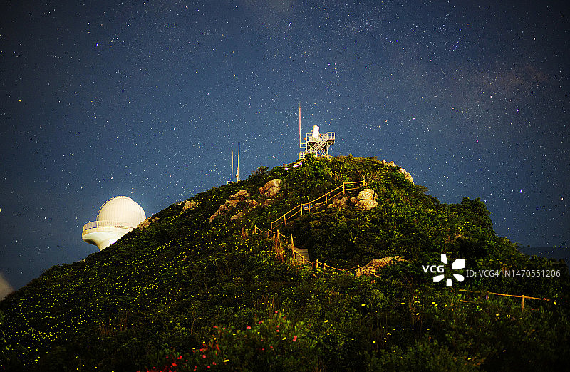 深圳天文台的星空与萤火虫图片素材