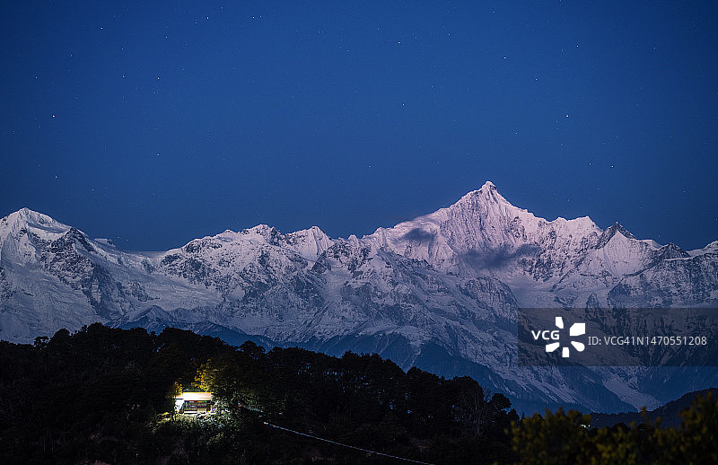 黎明时的梅里雪山图片素材