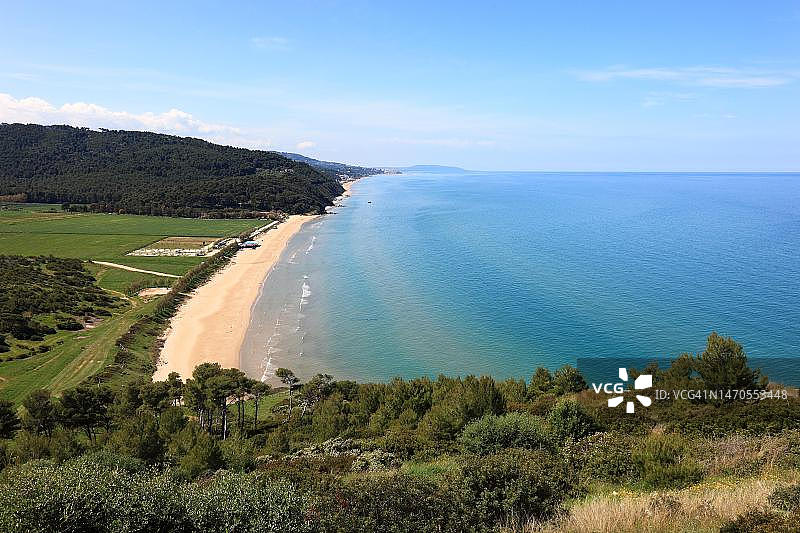 意大利福贾省罗迪加尔加尼科附近的海滩区图片素材