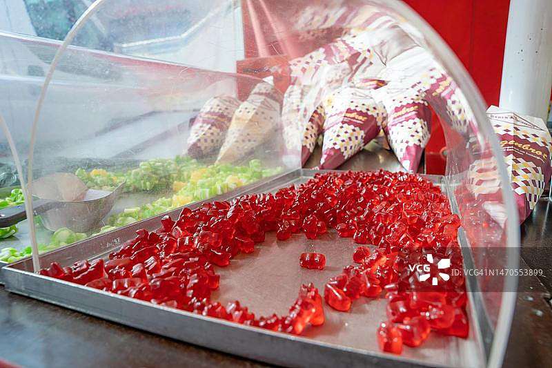 卡尔夫黑森林糖果店的红色小熊软糖，德国图片素材