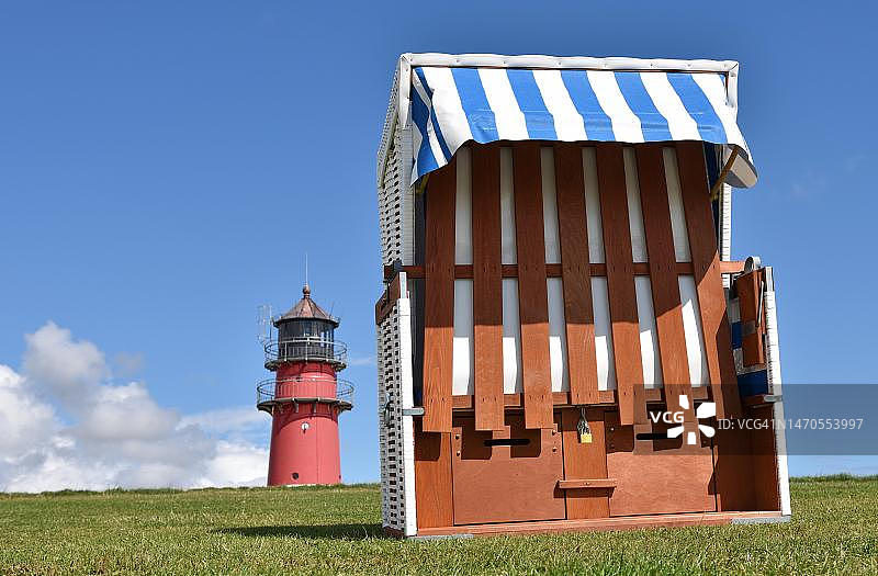 德国石勒苏益格-荷尔斯泰因比苏姆灯塔前的海滩椅图片素材