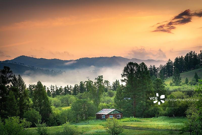 色楞格河畔的夏日清晨，蒙古布尔干省图片素材