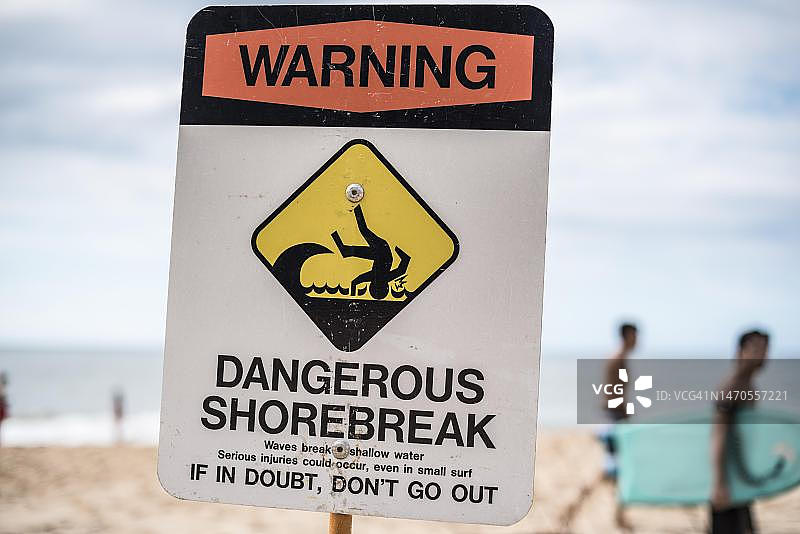 美国夏威夷瓦胡岛北岸海滩危险碎浪警示牌图片素材
