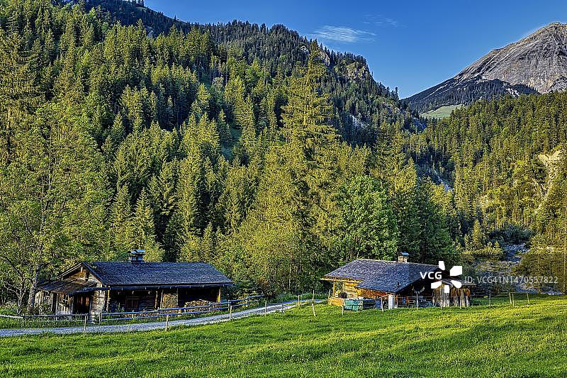 卡文德尔山脉小屋：混合山林，蓝天白云图片素材