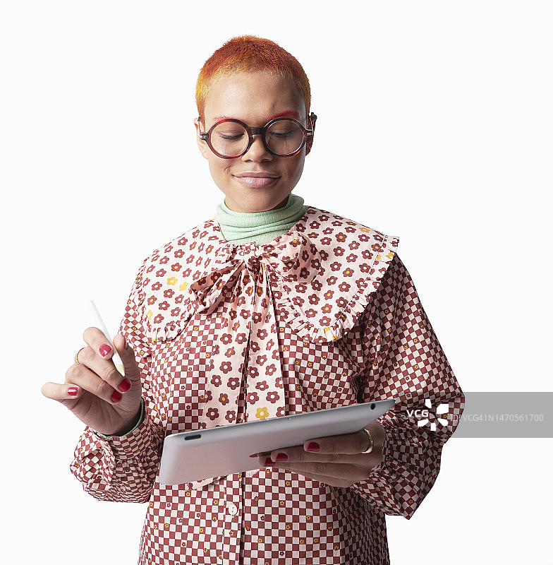 使用平板电脑的时尚人士图片素材