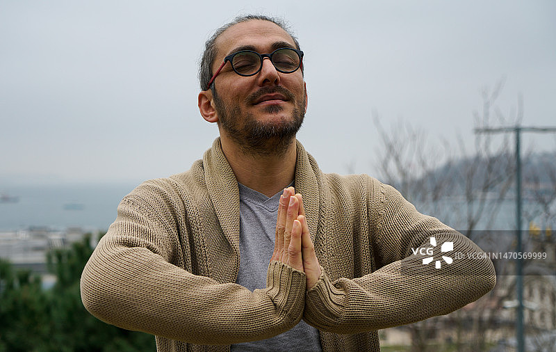 男人冥想瑜伽图片素材