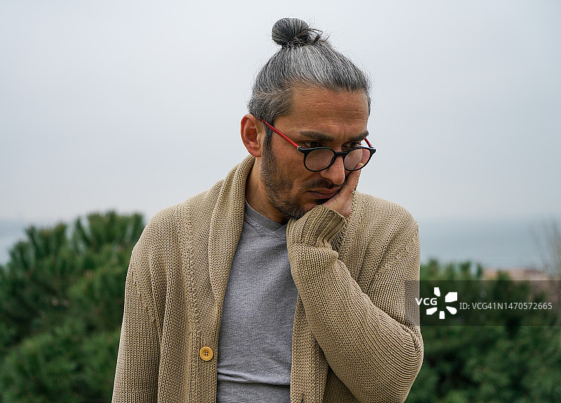 表情严肃的男人向下看图片素材