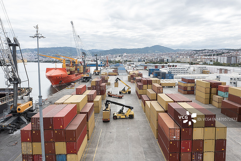起重机在堆场吊起集装箱图片素材