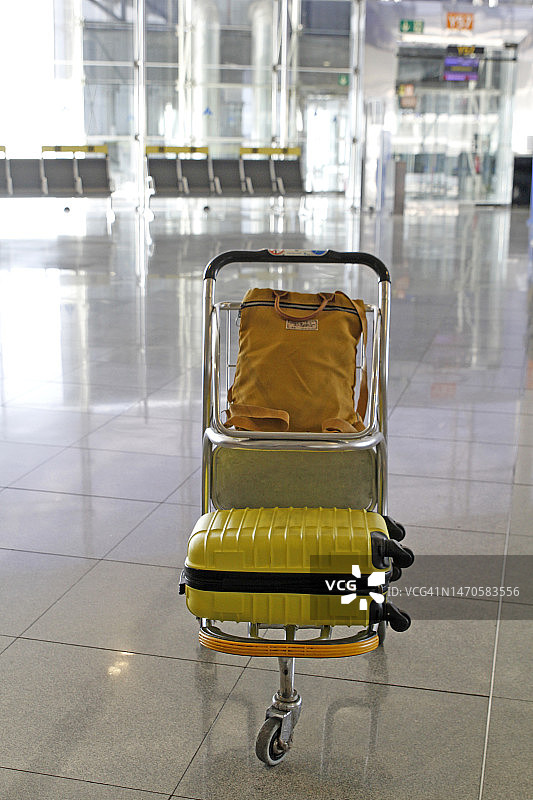 机场休息室的行李车图片素材