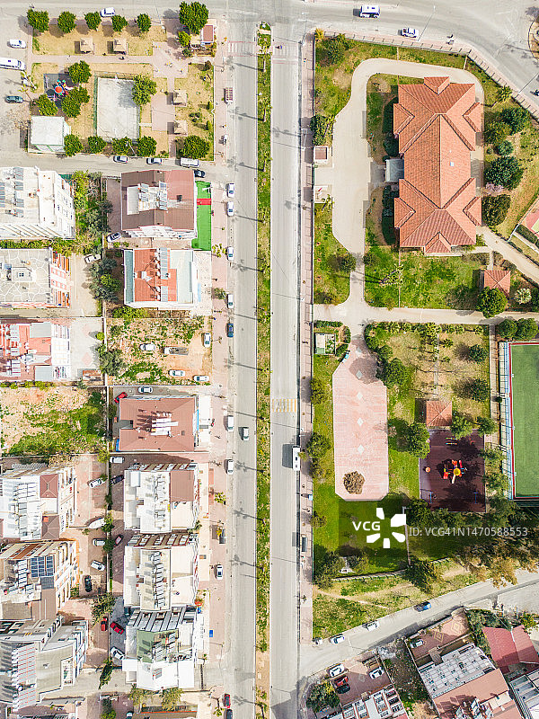白天时分的街道和住宅楼鸟瞰图图片素材