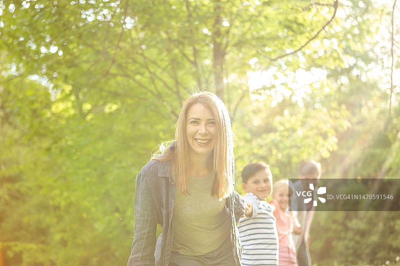 幸福的家庭亲子照图片素材