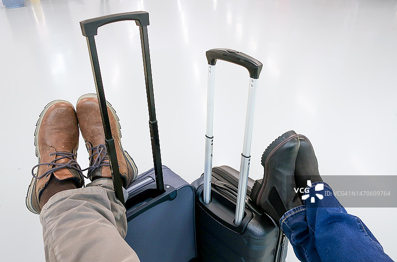 情侣等待开始旅程图片素材