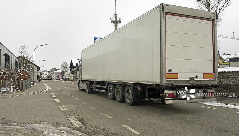 运送货物的铰接式货运卡车图片素材