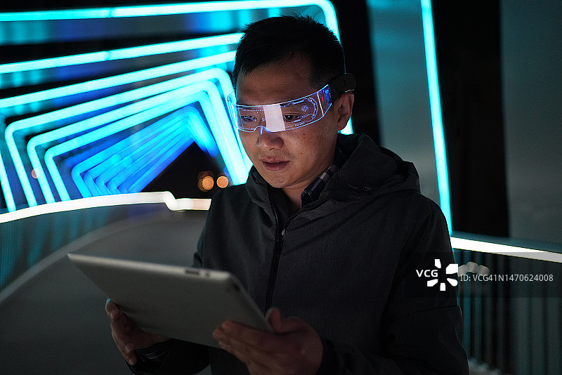 亚洲人使用智能设备的数字化未来图片素材