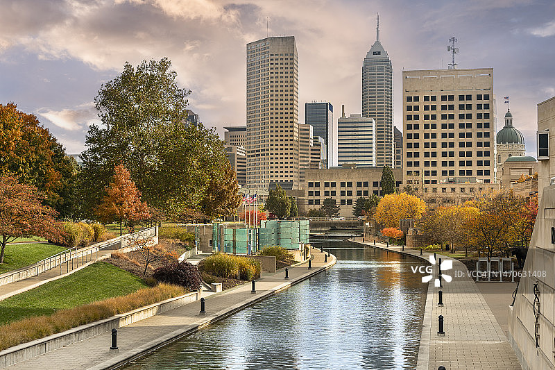 美国印第安纳州印第安纳波利斯市中心天际线，俯瞰中央运河步道图片素材