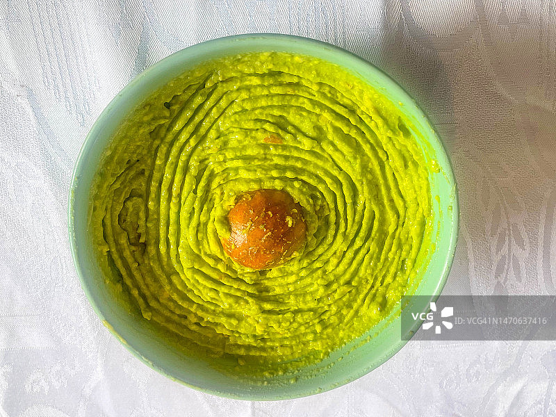 碗里的鳄梨酱，中心有一个大核图片素材