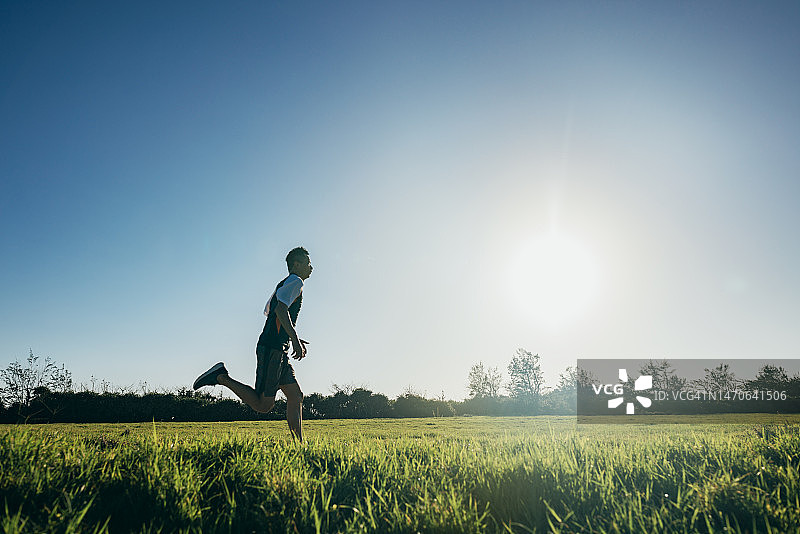 亚洲男人奋力奔跑图片素材