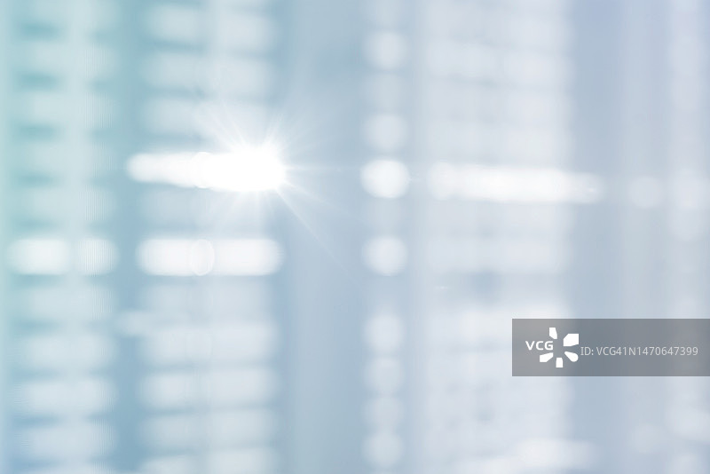 阳光照射下的窗户的模糊图像图片素材