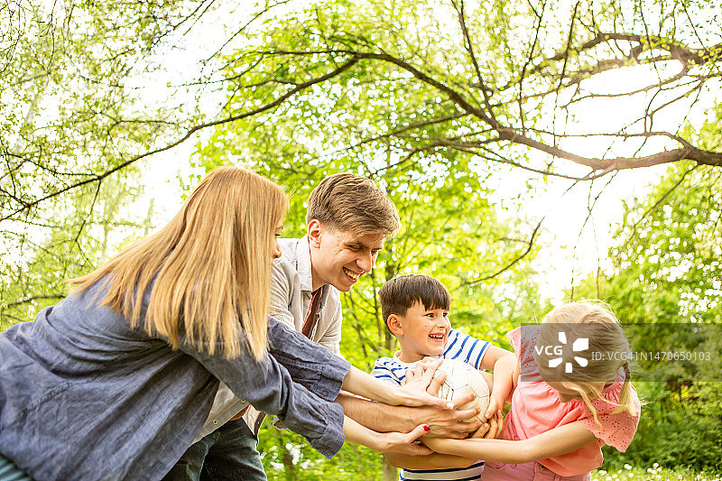 幸福的家庭亲子照图片素材