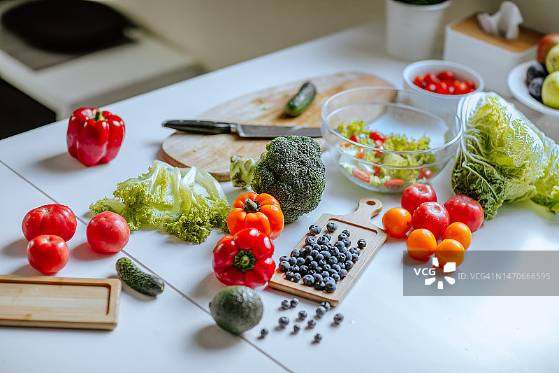 厨房餐桌上的蔬菜图片素材