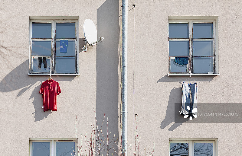 晾晒的欧盟旗帜和衣物图片素材