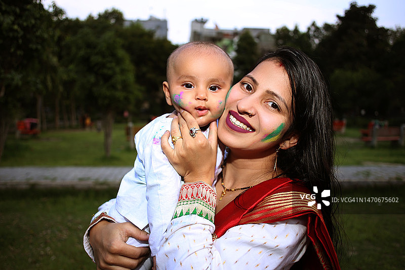母亲和女婴庆祝胡里节图片素材