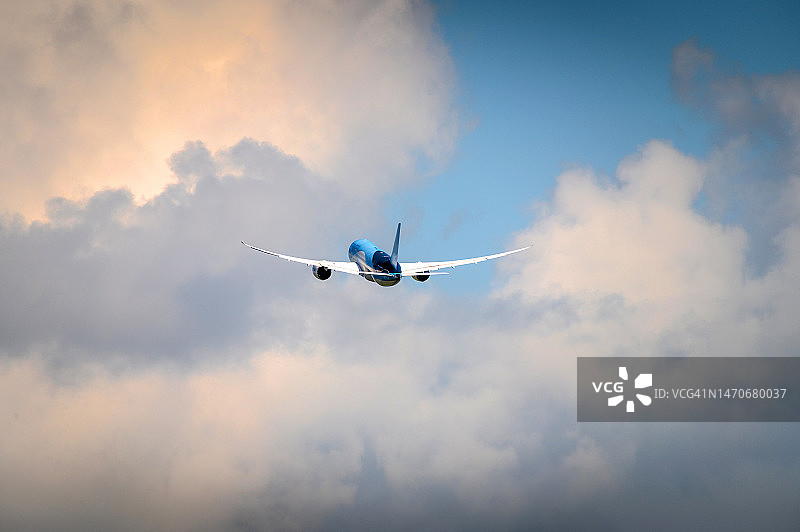 飞向云端的客机图片素材