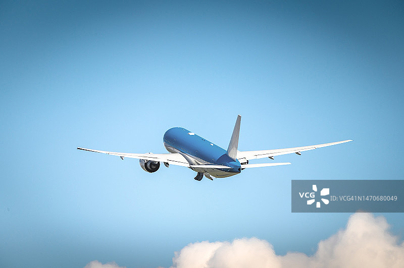 飞向云端的客机图片素材