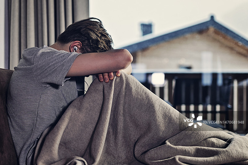 在家中的沮丧青少年图片素材
