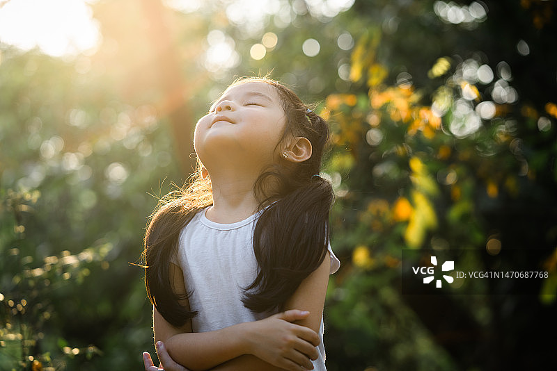 周末在公园呼吸新鲜空气放松的幼儿图片素材