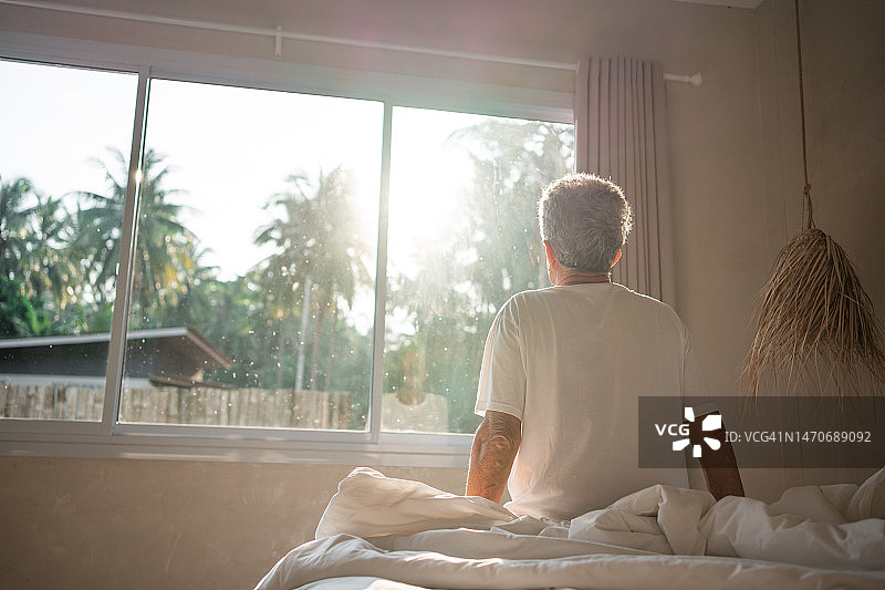 老年男子与背痛作斗争图片素材