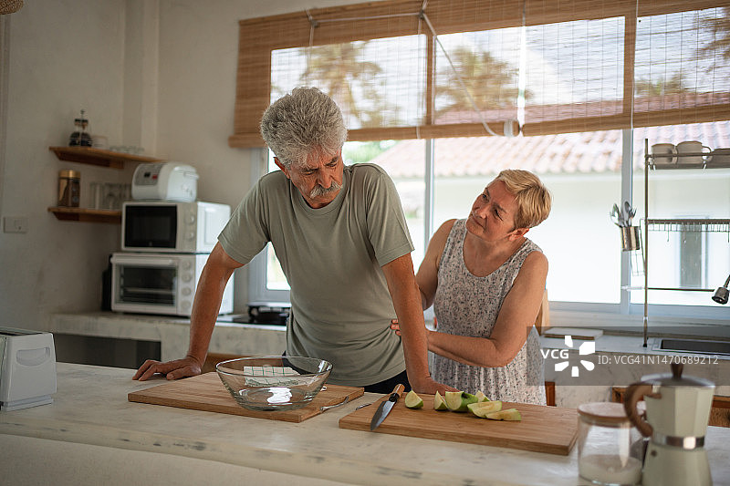 女人扶着腰痛的丈夫图片素材