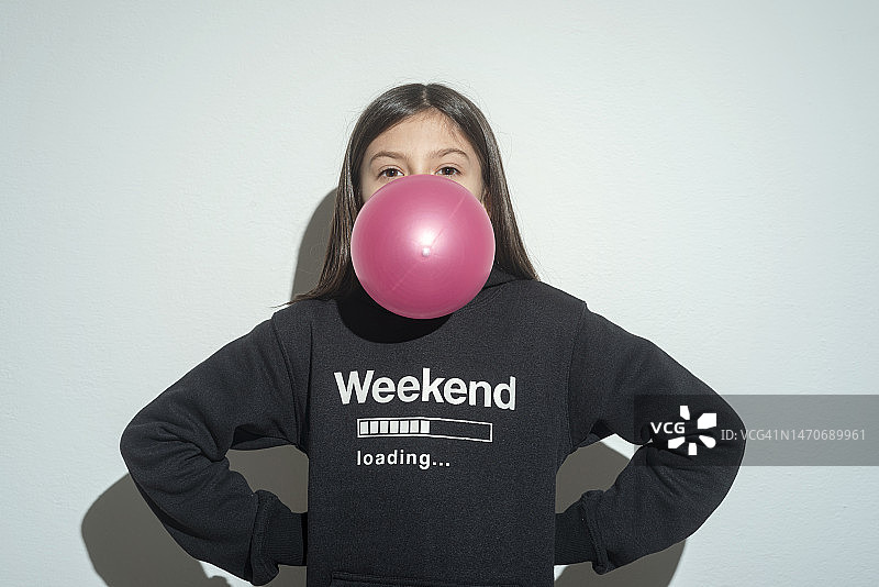 小女孩正在给气球充气图片素材