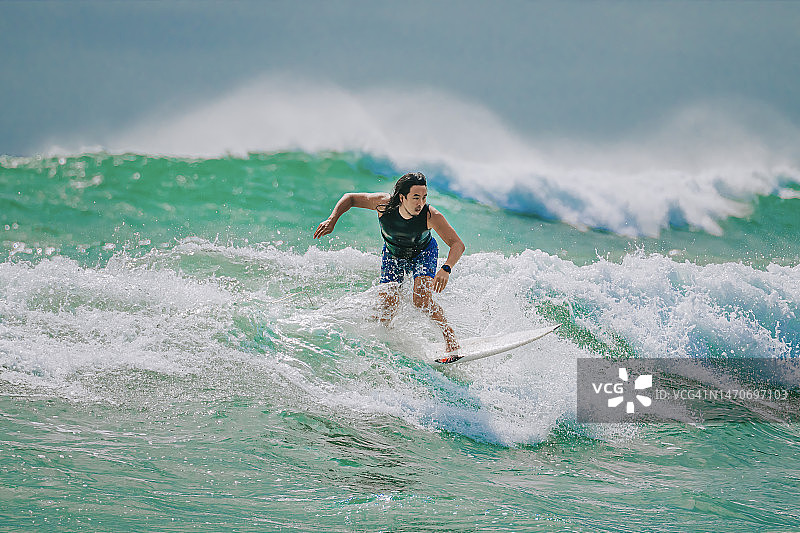 在太平洋冲浪的亚洲男人图片素材
