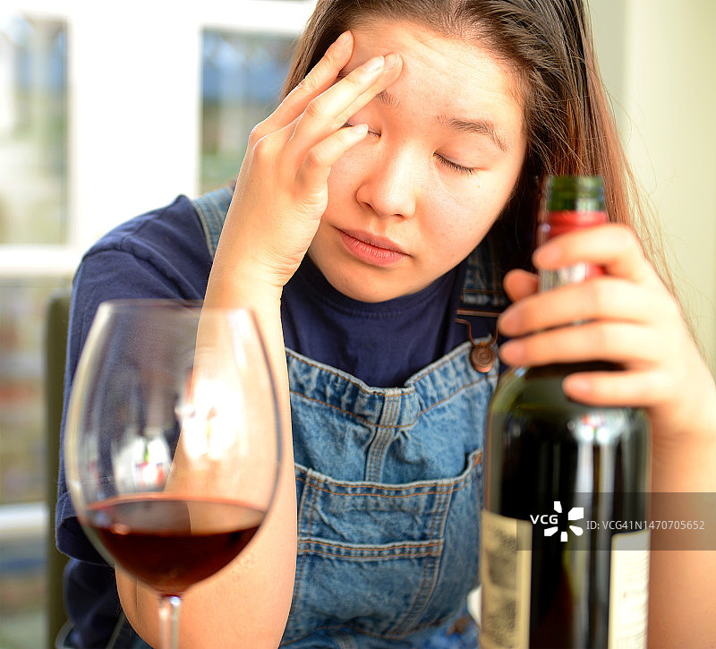 有饮酒困扰的女孩图片素材
