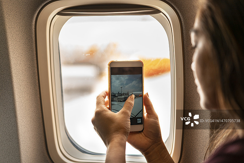 游客从飞机窗口拍照图片素材