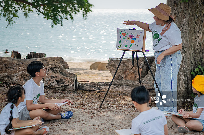 孩子们参加海滩实地考察学习活动，通过绘画来了解海洋环境图片素材